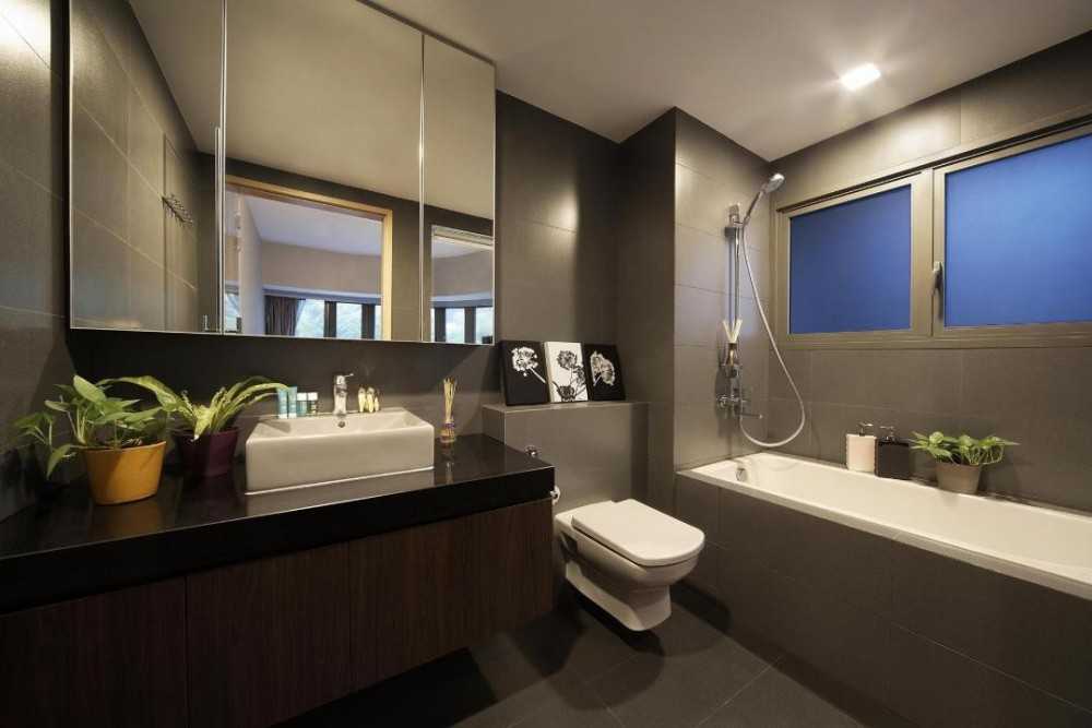 Contemporary Bathroom with Mirror and Bathtub