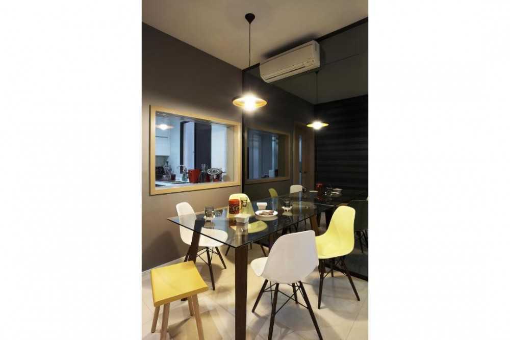 Contemporary Dining Room with Dining Table and Dining Chairs