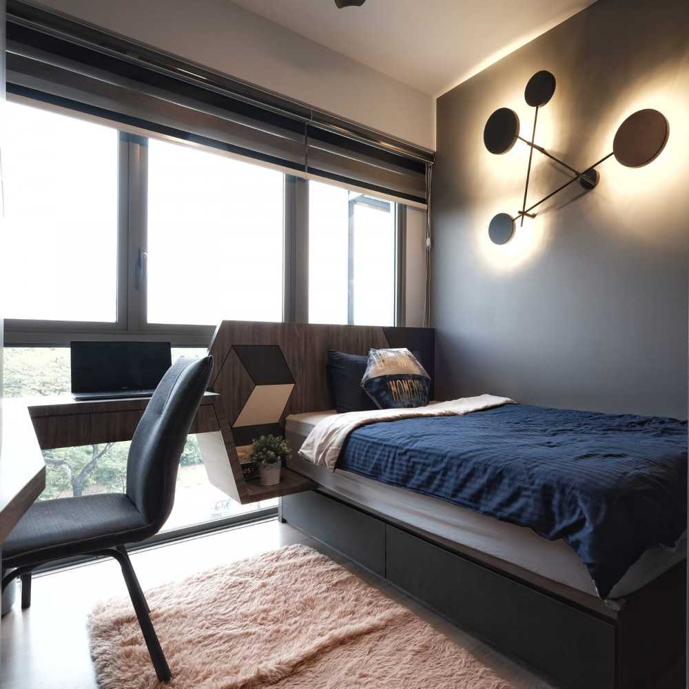 Modern Bedroom with Bookshelf and Wood Flooring
