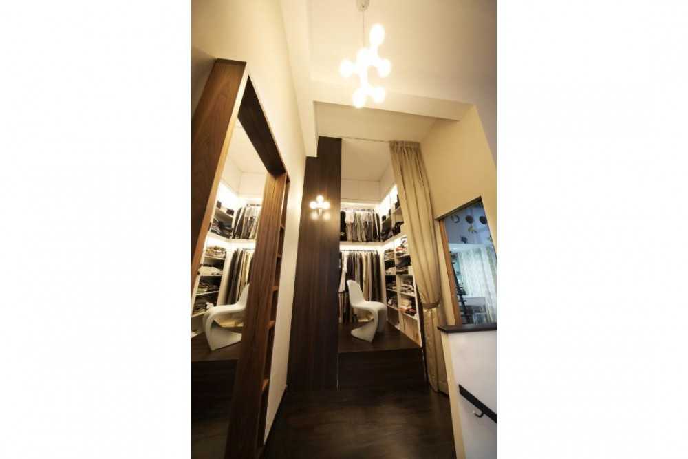 Eclectic Walk-in Wardrobe with Mirror and Clothes Storage