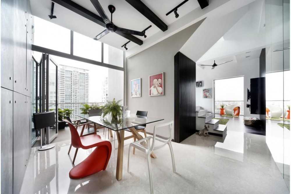 Eclectic Dining Room with Artwork and Dining Table
