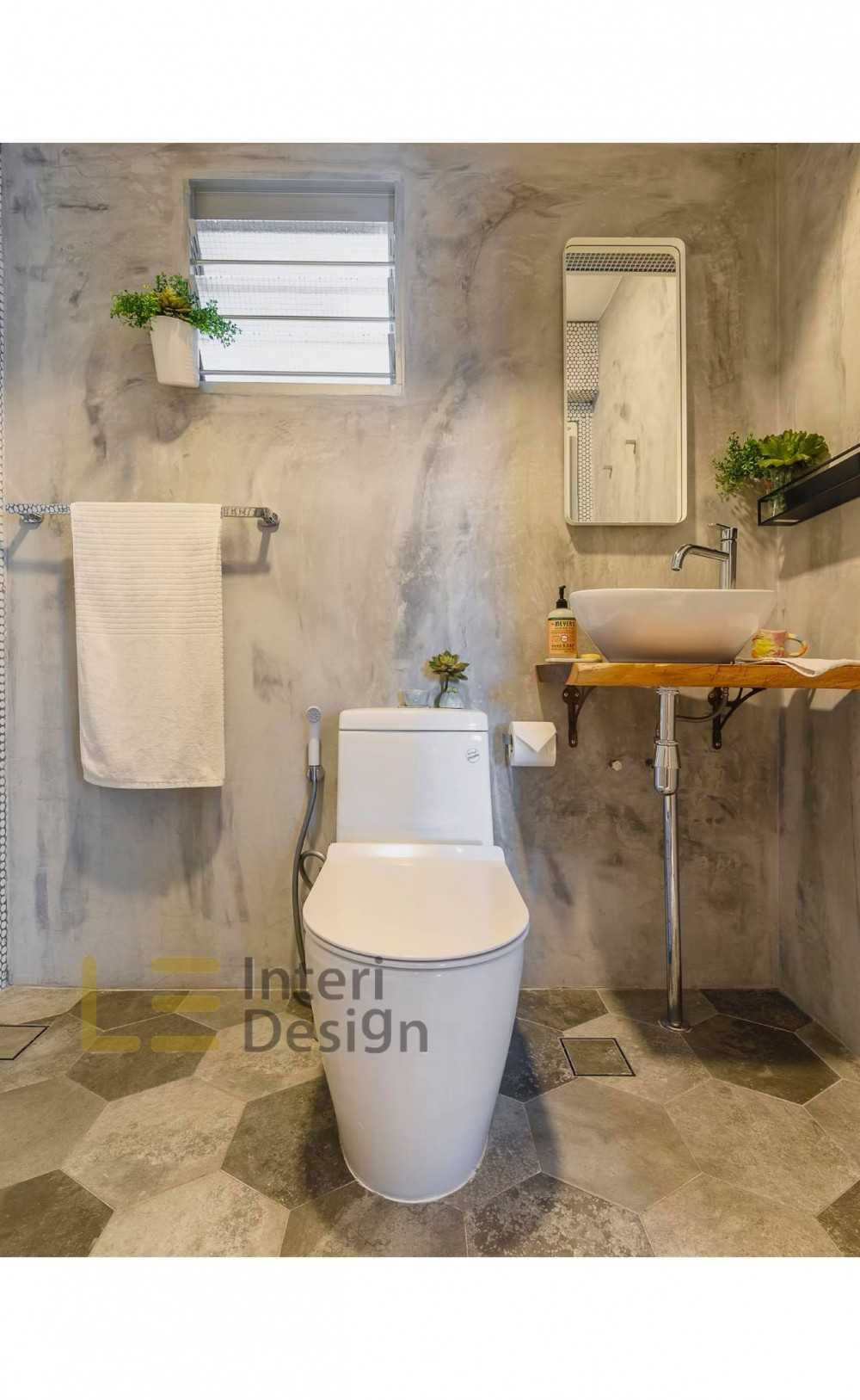 Eclectic Bathroom with Homogeneous Tiles and Mirror