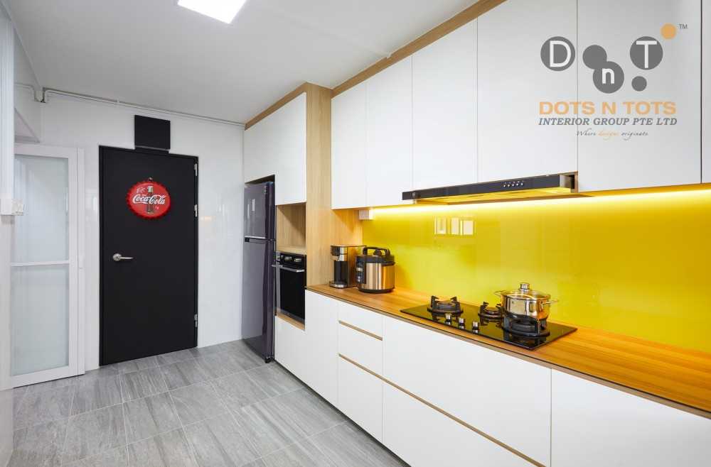 Scandinavian Kitchen with Homogeneous Tiles and Wood Flooring