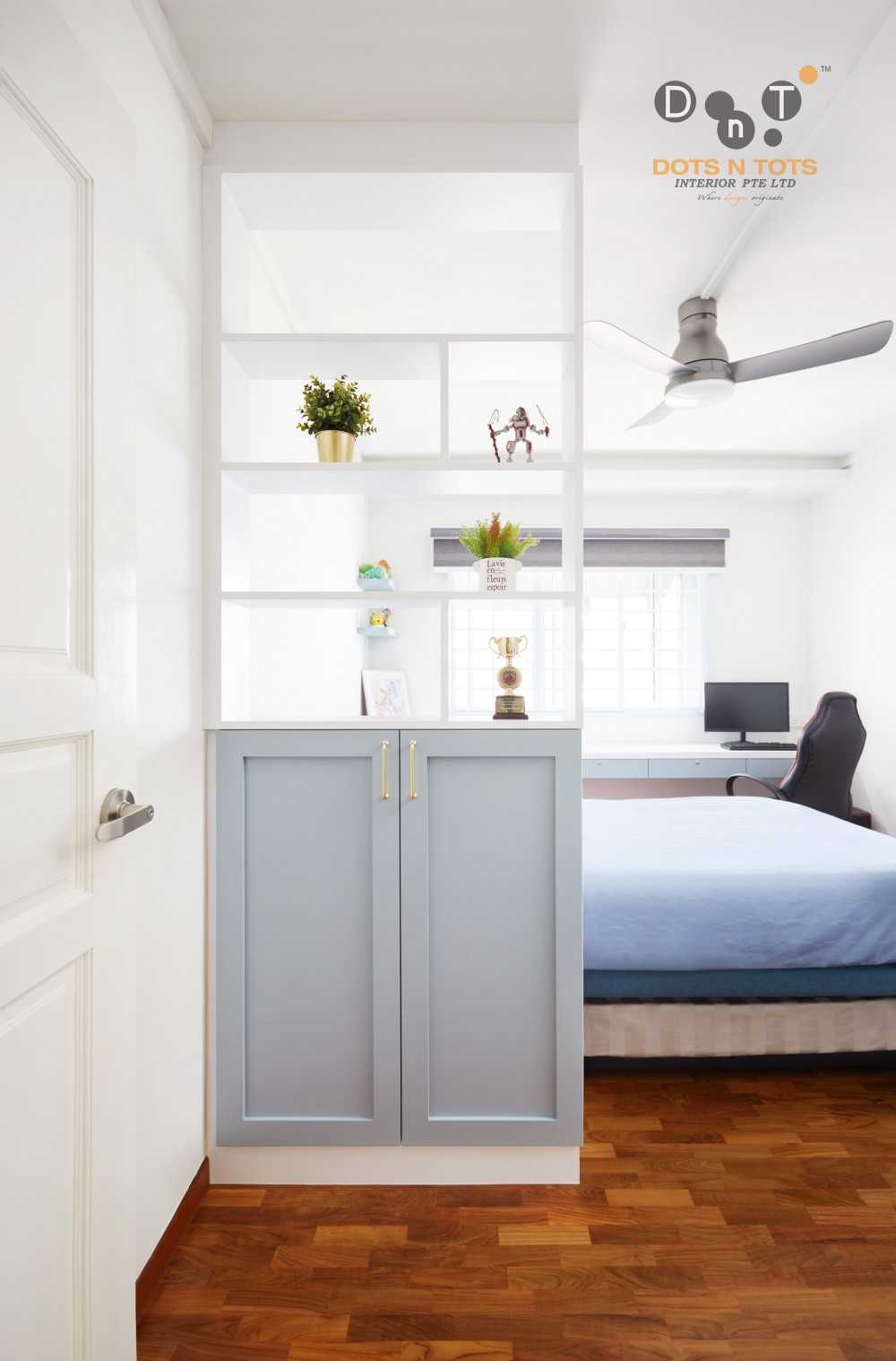Modern Bedroom with Parquet Floor and Queen Bed
