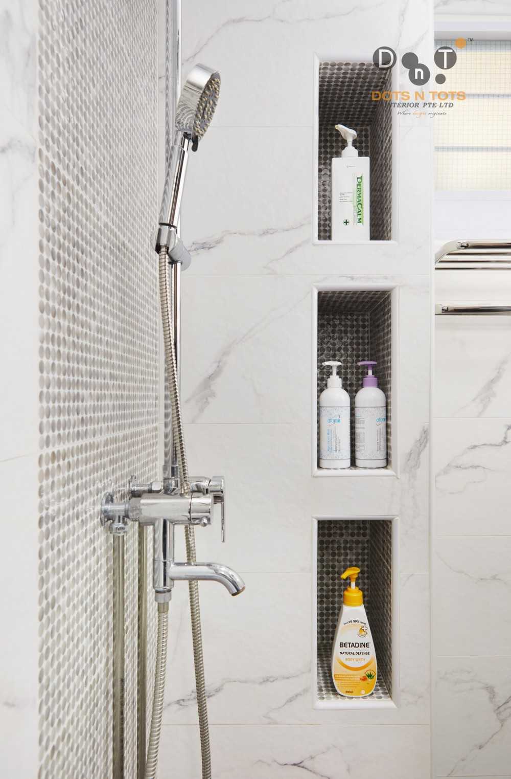 Modern Bathroom with Homogeneous Tiles and Wood Flooring