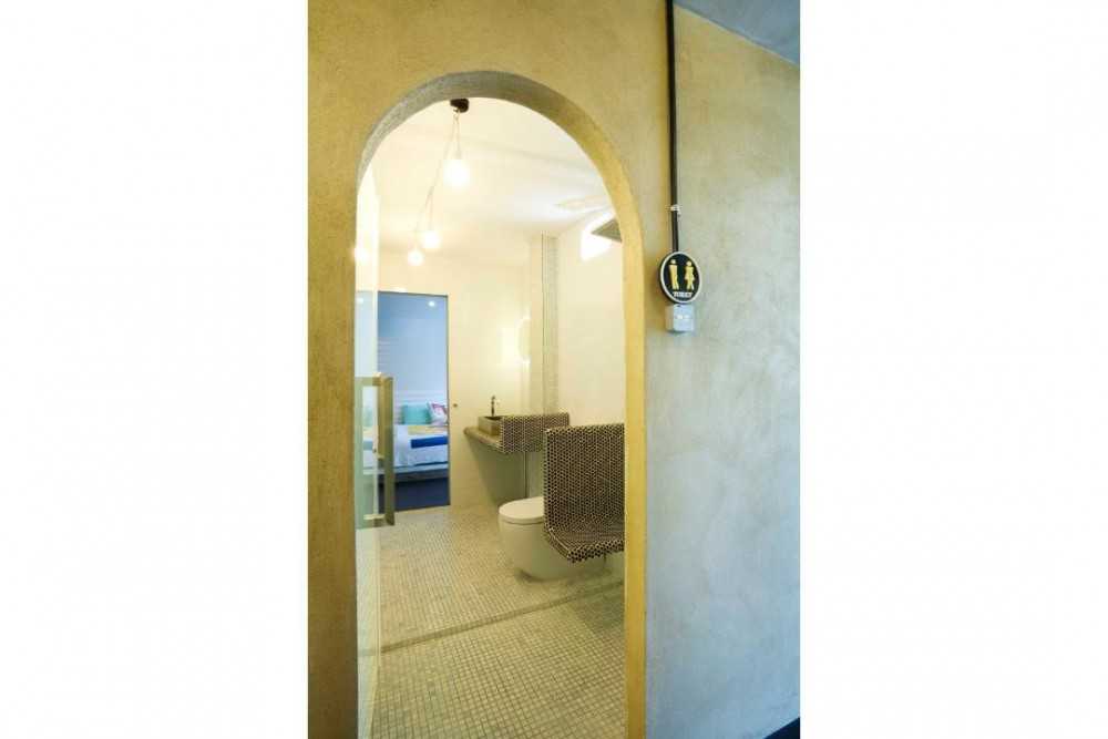 Eclectic Bathroom with Bathroom Sinks and Toilet Bowl
