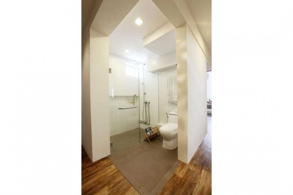 Modern Bathroom with Bathroom Stools and Toilet Bowl