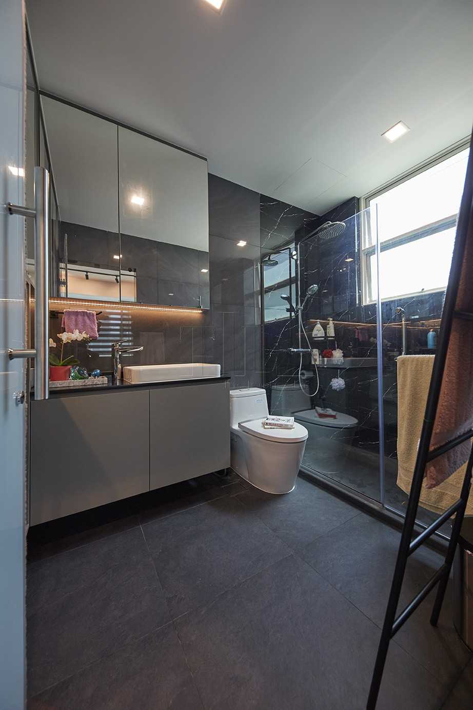 Scandinavian Bathroom with Granite Floor and Mirror