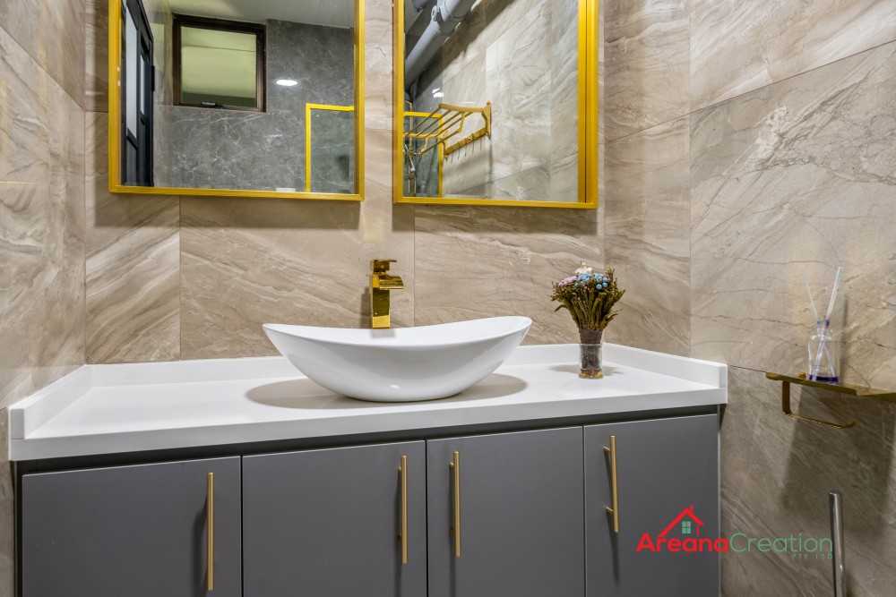 Modern Bathroom with Homogeneous Tiles and Mirror