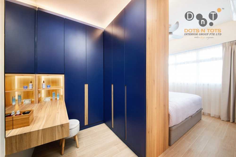 Scandinavian Walk-in Wardrobe with Mirror and Wardrobe