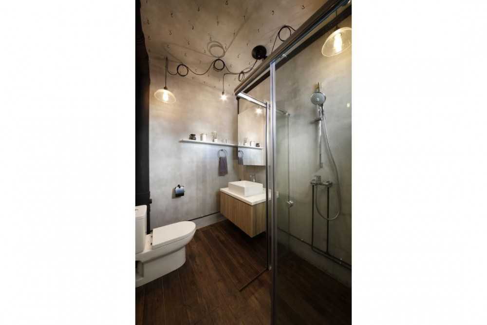 Industrial Bathroom with Showers and Mixer Shower