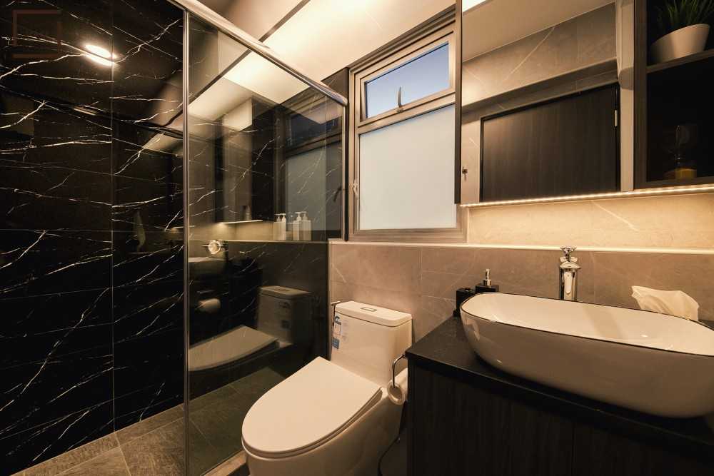 Contemporary Bathroom with Shower Screen and Rainshower