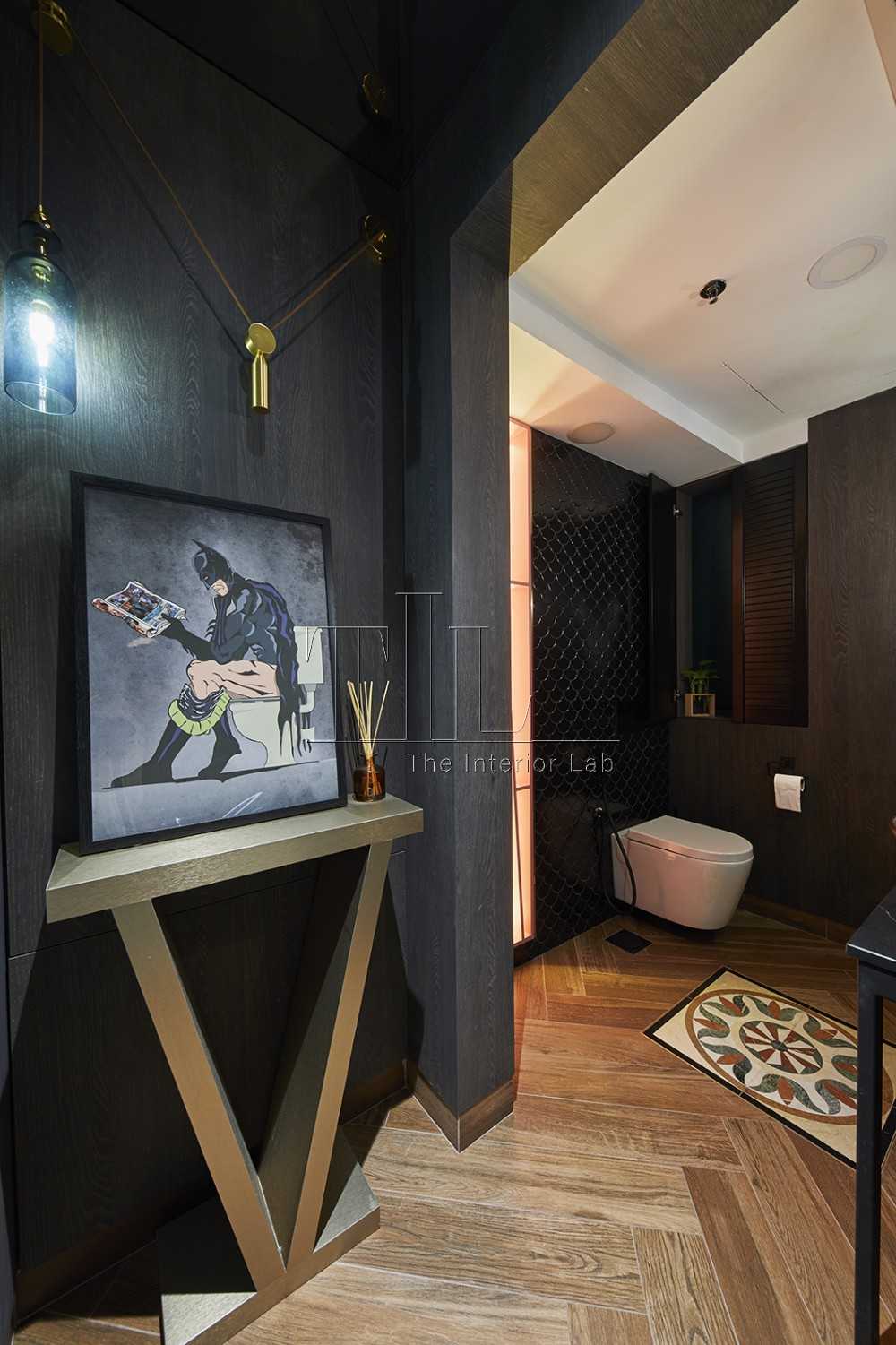 Modern Bathroom with Homogeneous Tiles and Mirror