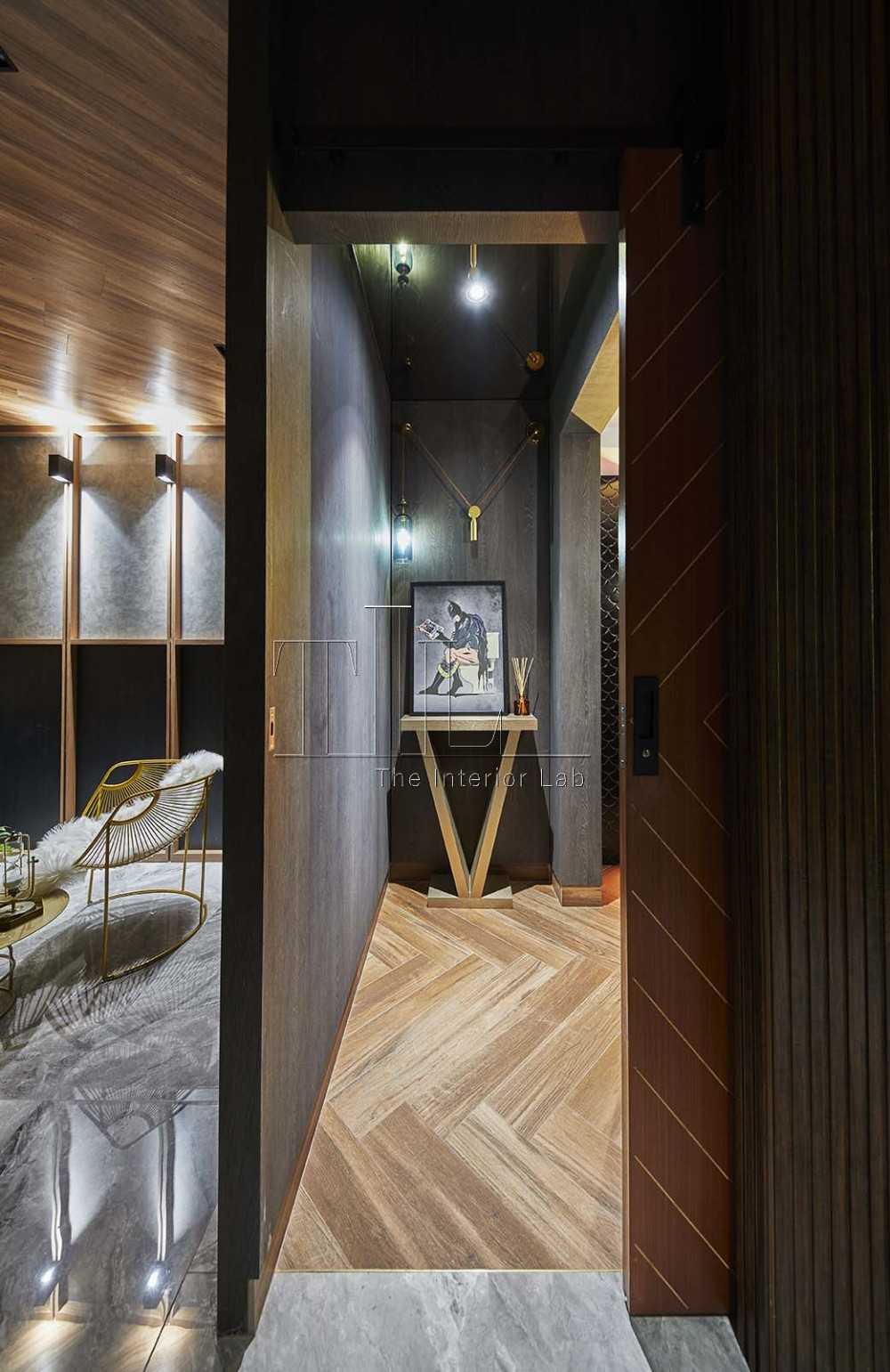 Modern Bathroom with Homogeneous Tiles and Herringbone Tiling