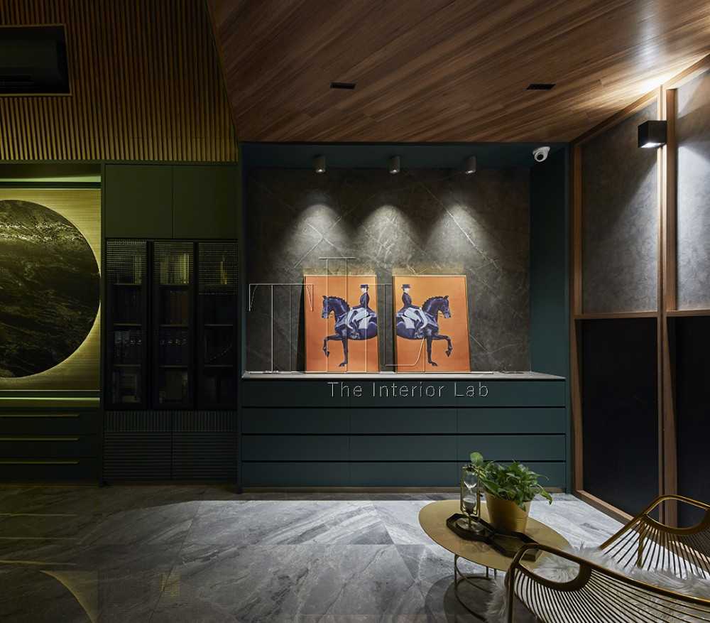 Modern Showroom with Feature Wall and Drop Ceiling