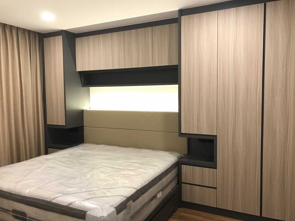 Contemporary Bedroom with Vinyl Flooring and Wardrobe