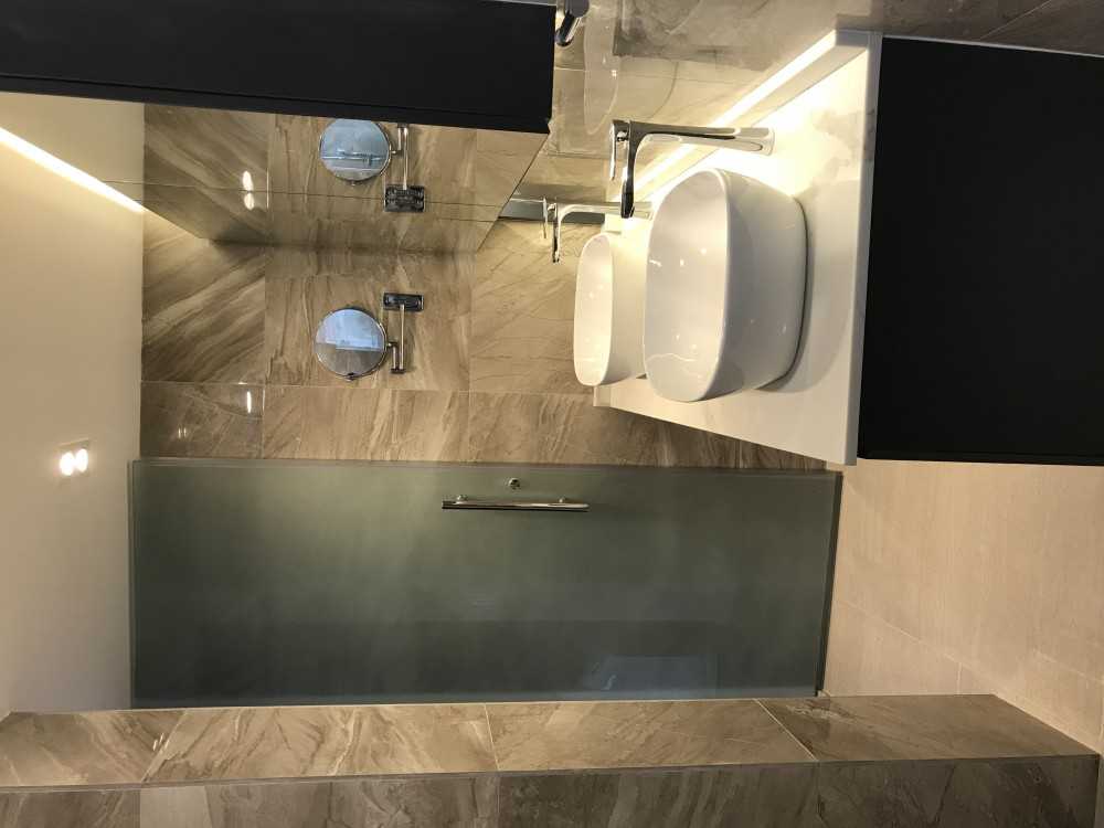 Contemporary Bathroom with Countertop and Homogeneous Tiles