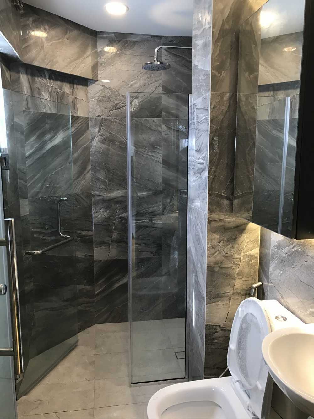 Contemporary Bathroom with Homogeneous Tiles and Mirror
