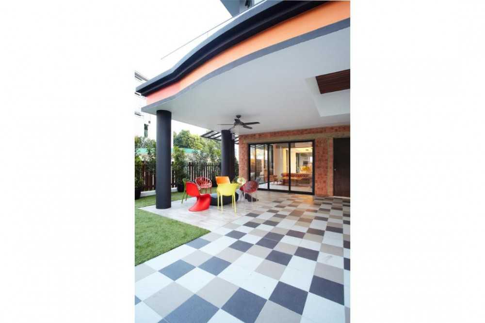 Eclectic Porch with Bay Window and Ceiling Fan