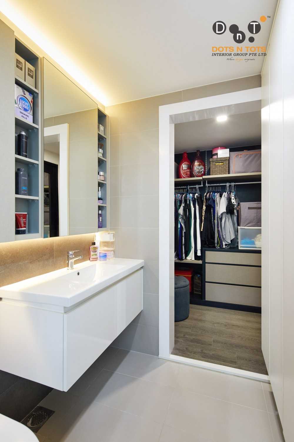 Contemporary Bathroom with Mirror and Bathroom Storage