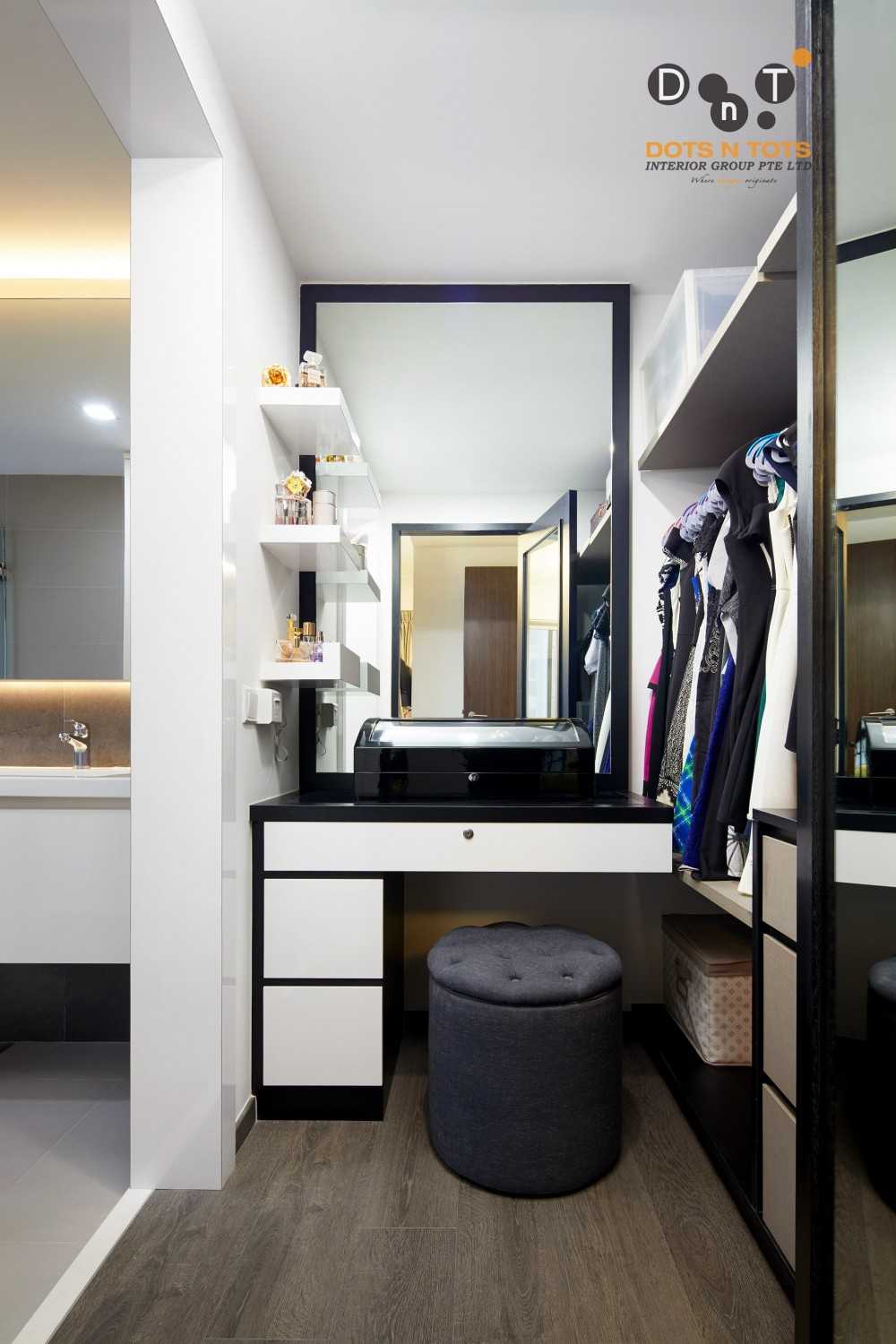 Contemporary Walk-in Wardrobe with Mirror and Wardrobe