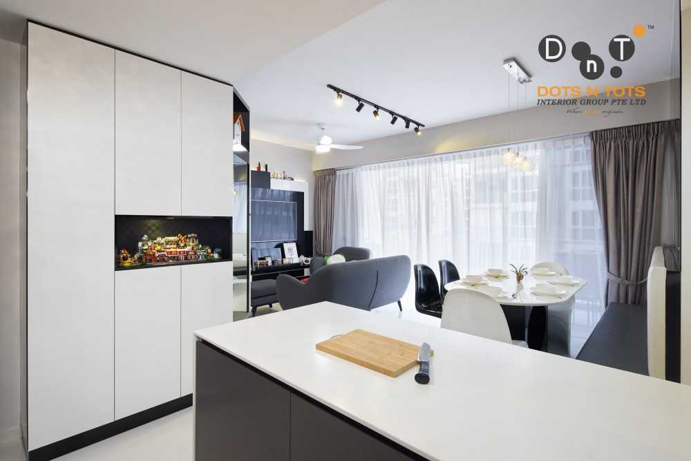 Contemporary Kitchen with Kitchen Window and Breakfast Counter