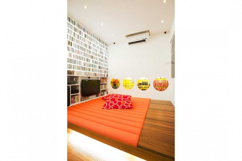 Vintage Studio with Wood Flooring and TV