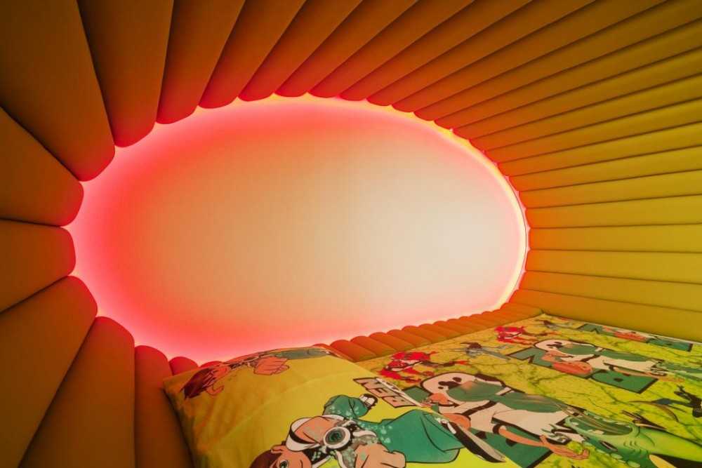 Vintage Bedroom with Cove Lighting and Single Bed