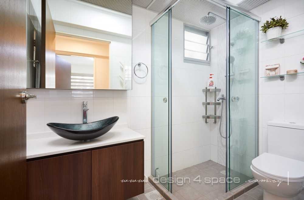 Modern Bathroom with Homogeneous Tiles and Wood Flooring