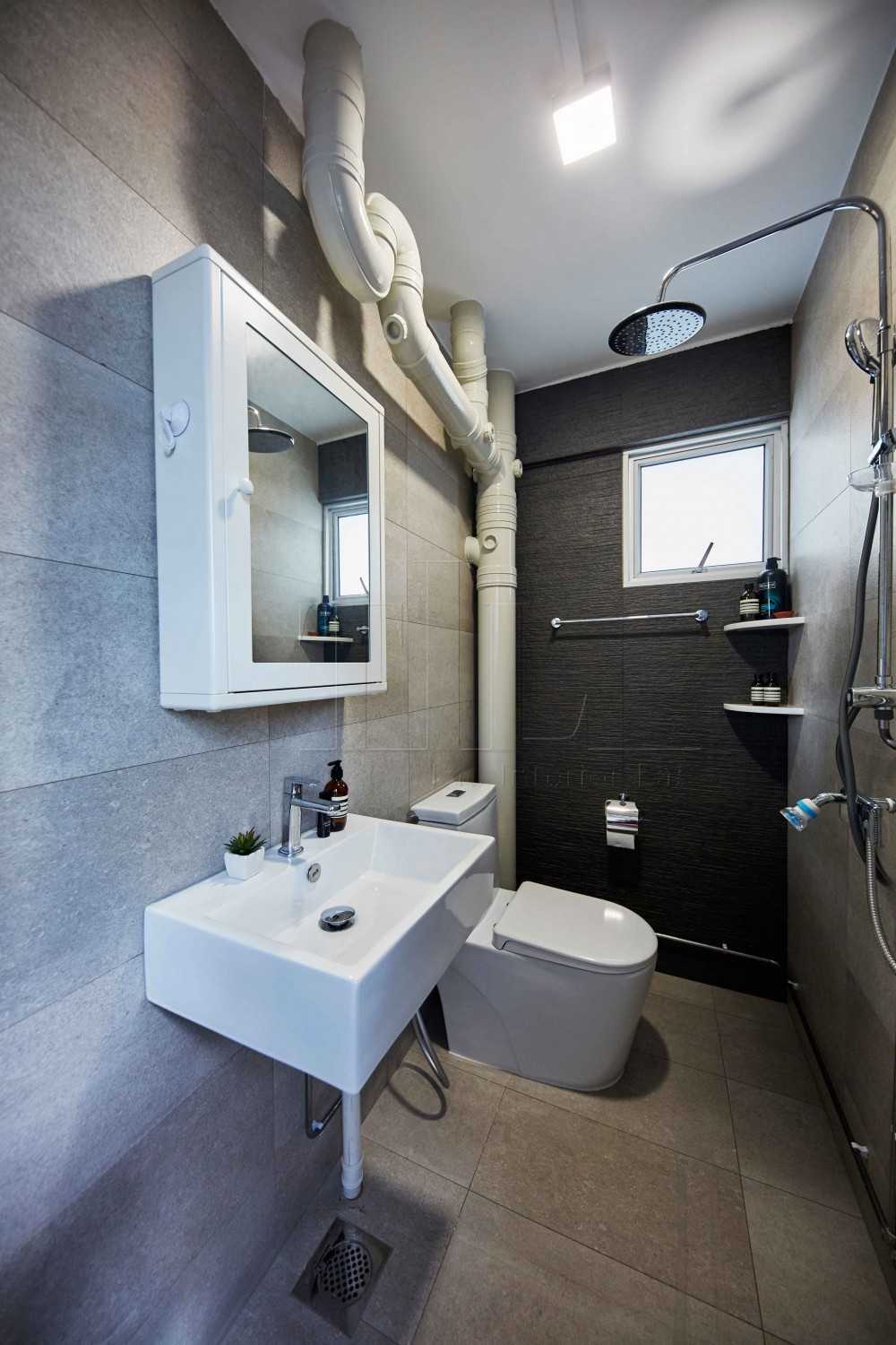 Modern Bathroom with Granite Floor and Mirror