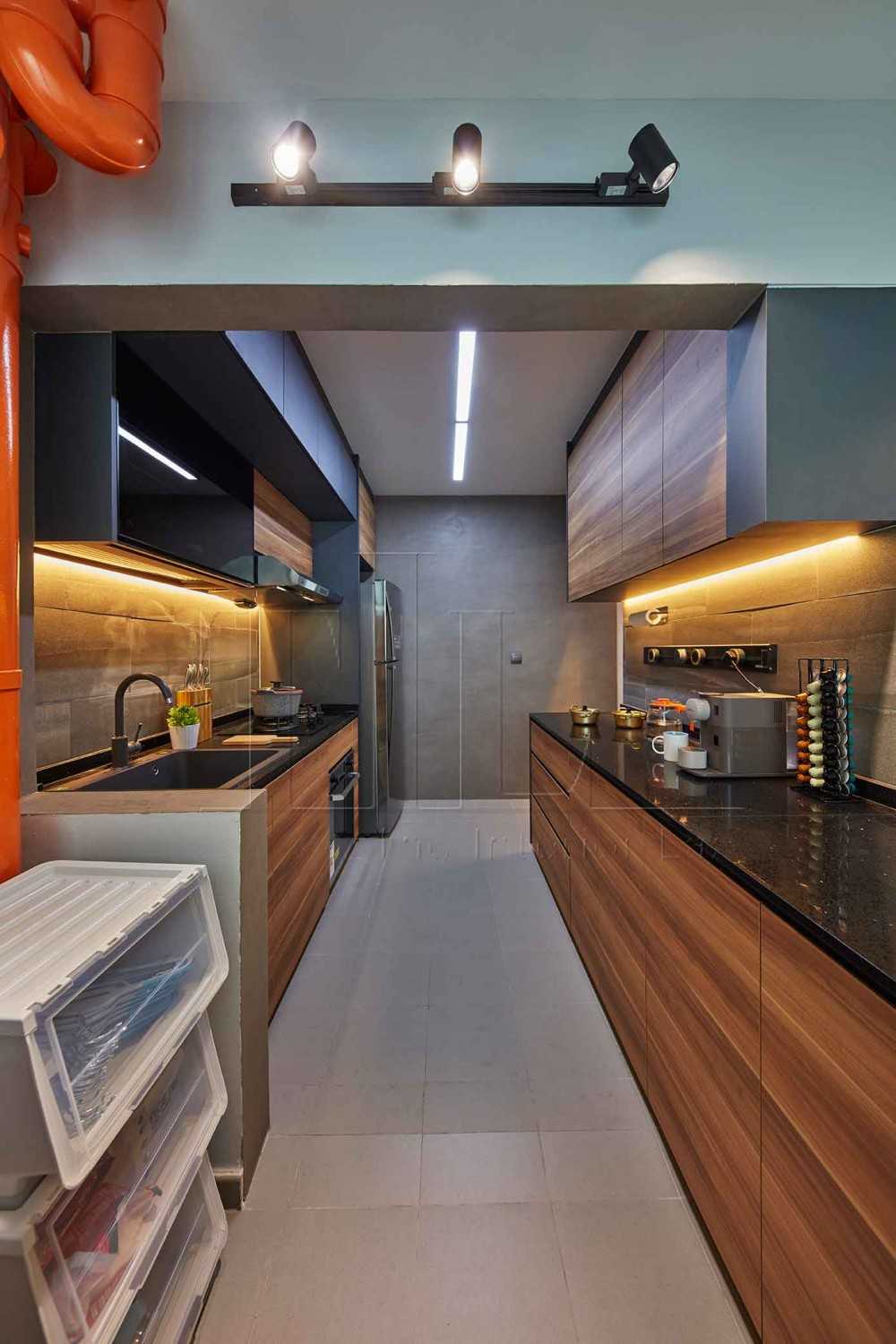 Industrial Kitchen with Breakfast Counter and Kitchen Backsplash