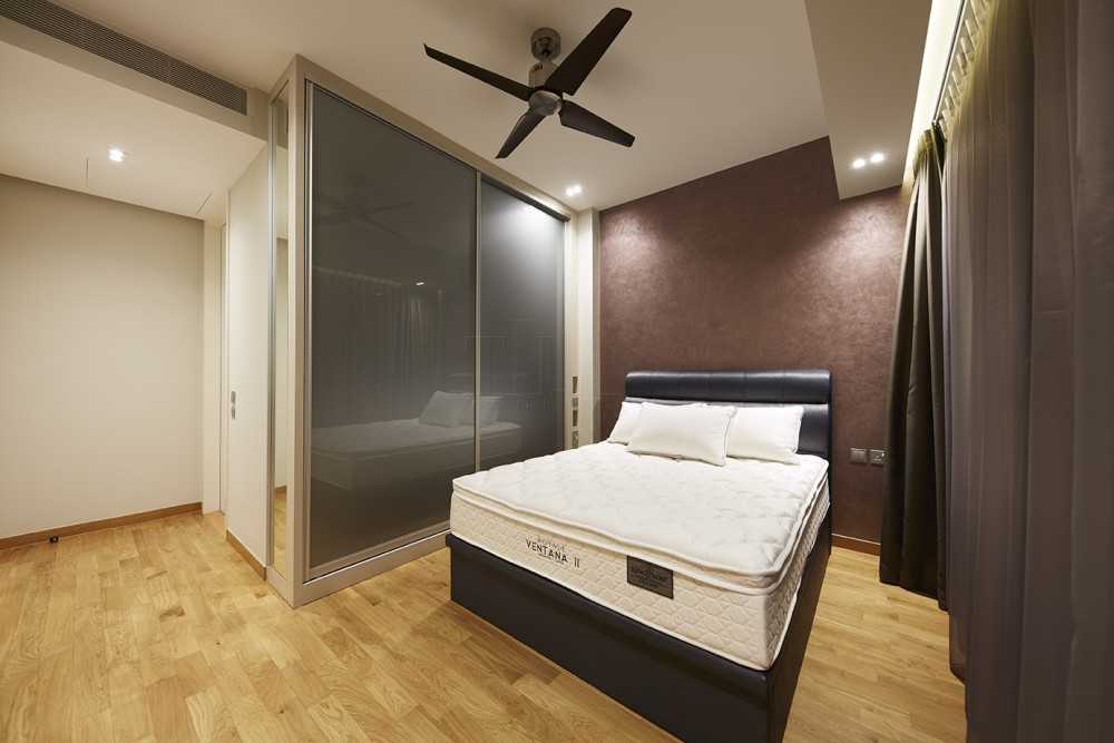 Asian Bedroom with Vinyl Flooring and Wardrobe
