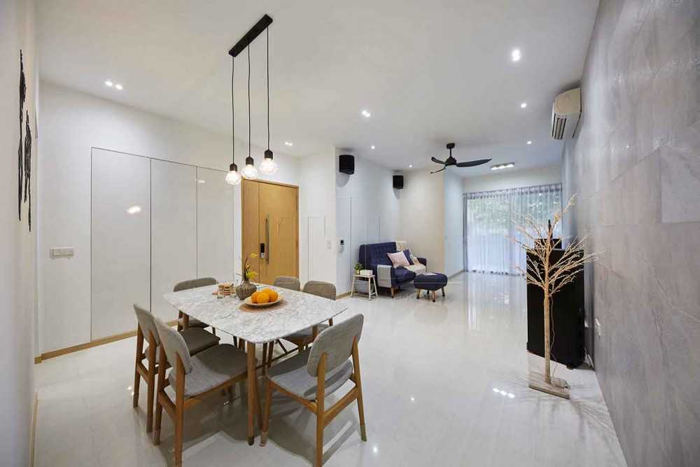 Minimalist Dining Room with Dining Table and Dining Chairs