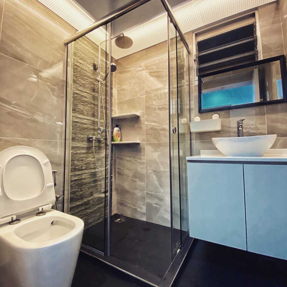 Modern Bathroom with Homogeneous Tiles and Mirror
