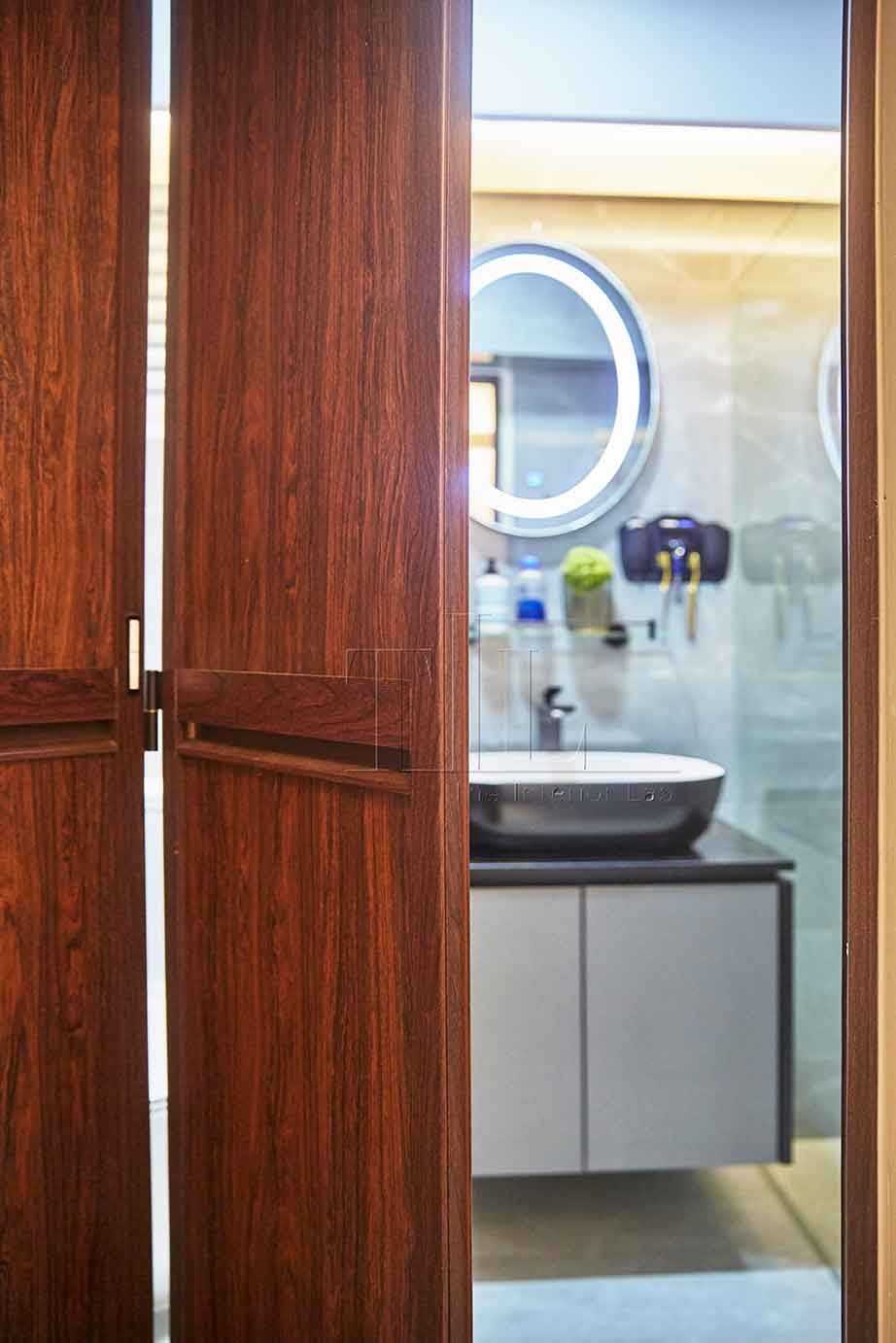 Contemporary Bathroom with Mirror and Bathroom Storage