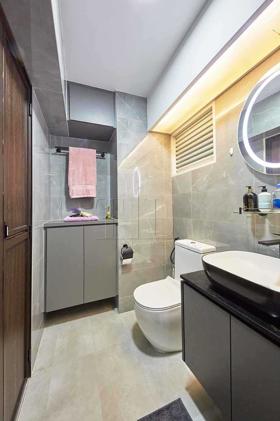 Contemporary Bathroom with Mirror and Bathroom Storage