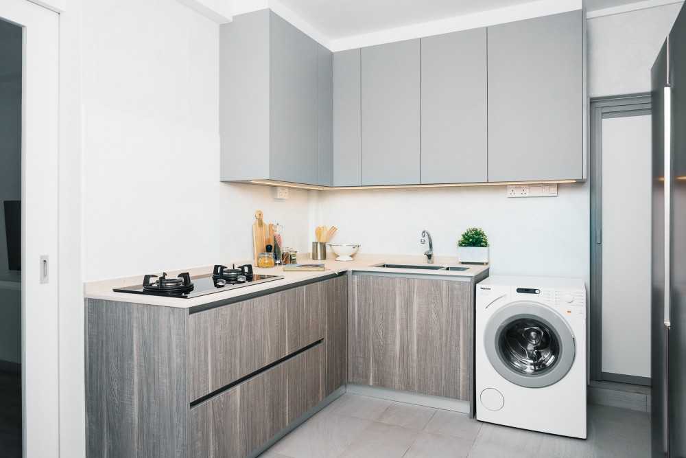 Contemporary Kitchen with Countertop and Cupboard