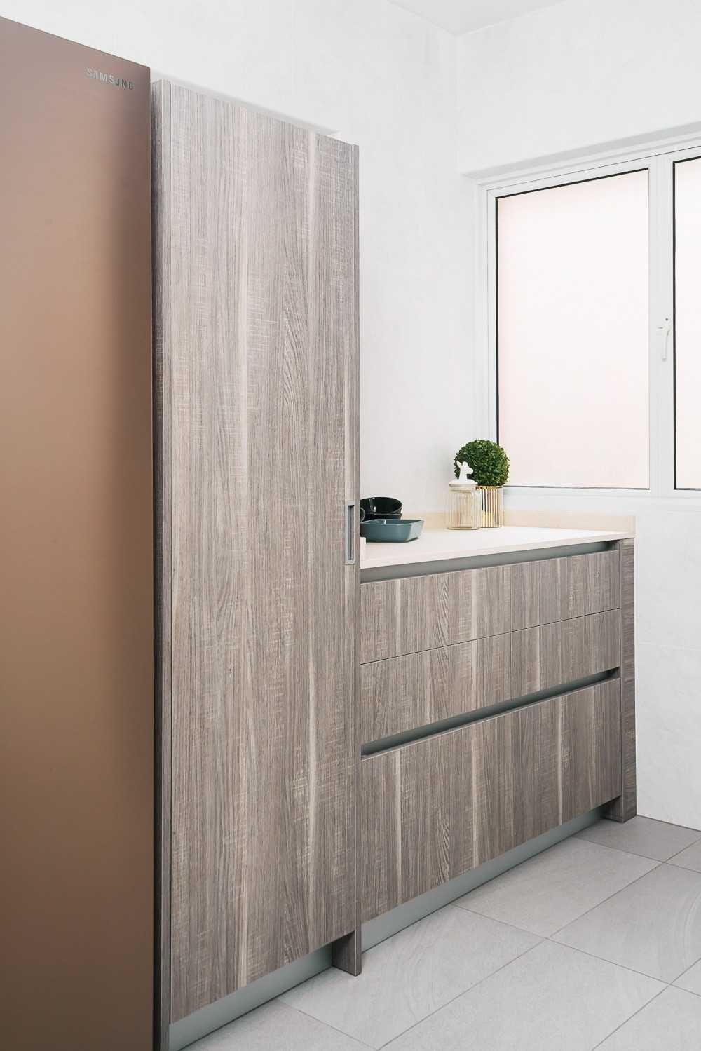 Contemporary Kitchen with Countertop and Homogeneous Tiles