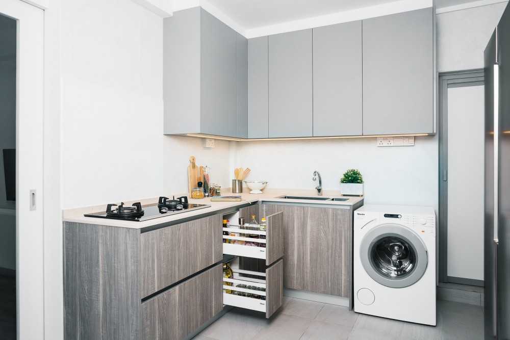 Contemporary Kitchen with Countertop and Cupboard