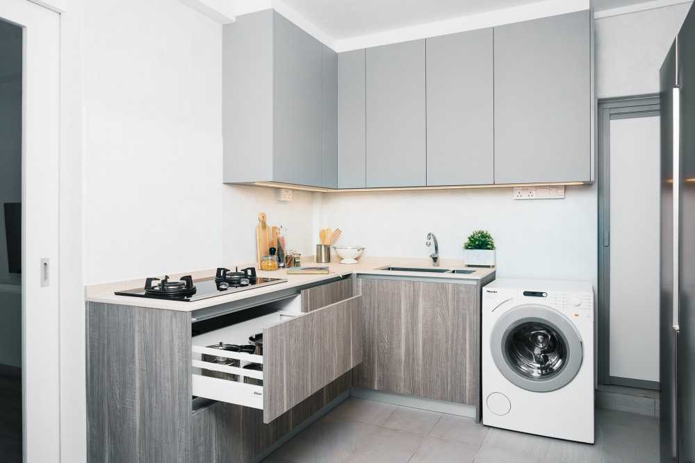 Contemporary Kitchen with Countertop and Cupboard