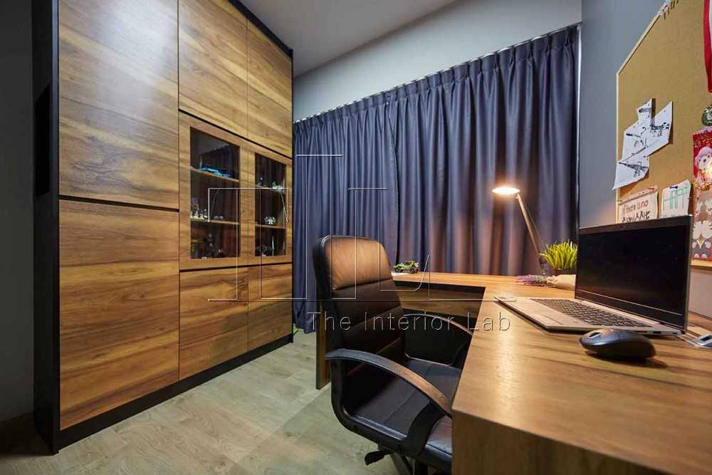 Contemporary Home Office with Bookshelf and Desk