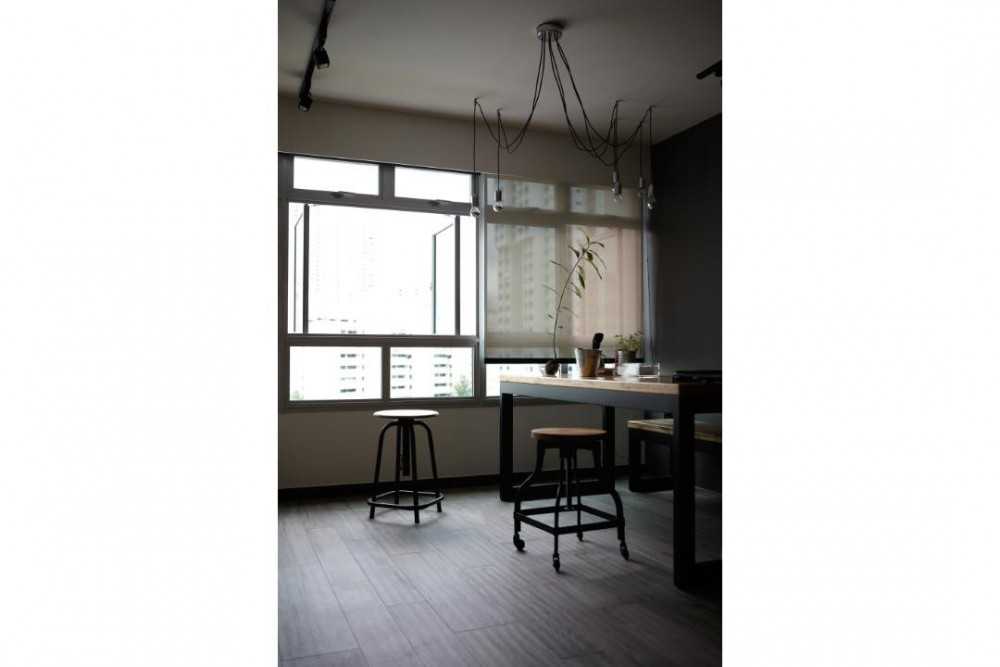 Scandinavian Dining Room with Dining Table and Dining Chairs