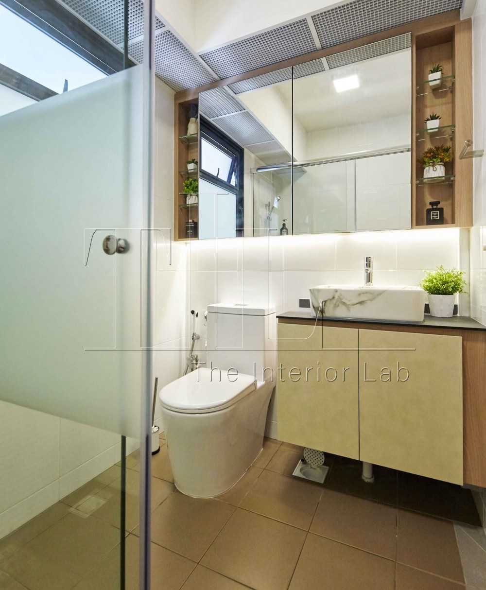 Modern Bathroom with Mirror and Bathroom Storage