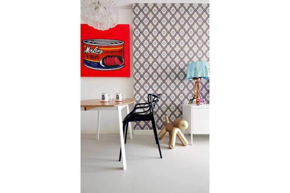 Transitional Dining Room with Dining Table and Dining Chairs