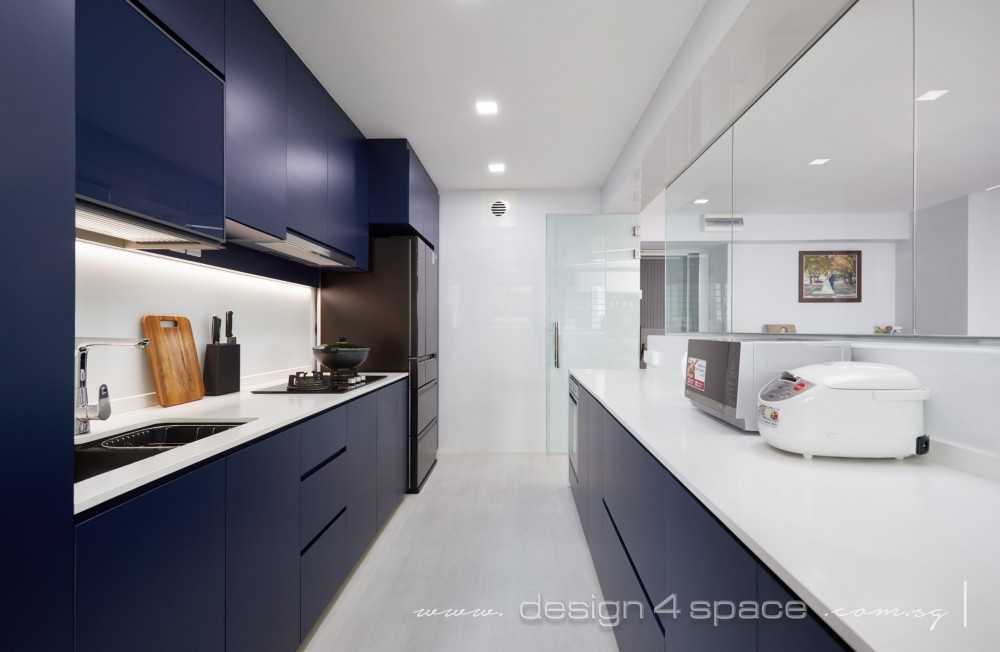 Contemporary Kitchen with Vinyl Flooring and Homogeneous Tiles