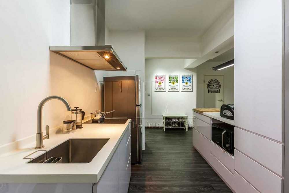 Minimalist Kitchen with Vinyl Flooring and Kitchen Island