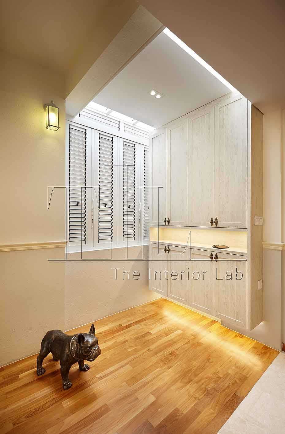 Transitional Entryway with Vinyl Flooring and Cove Lighting