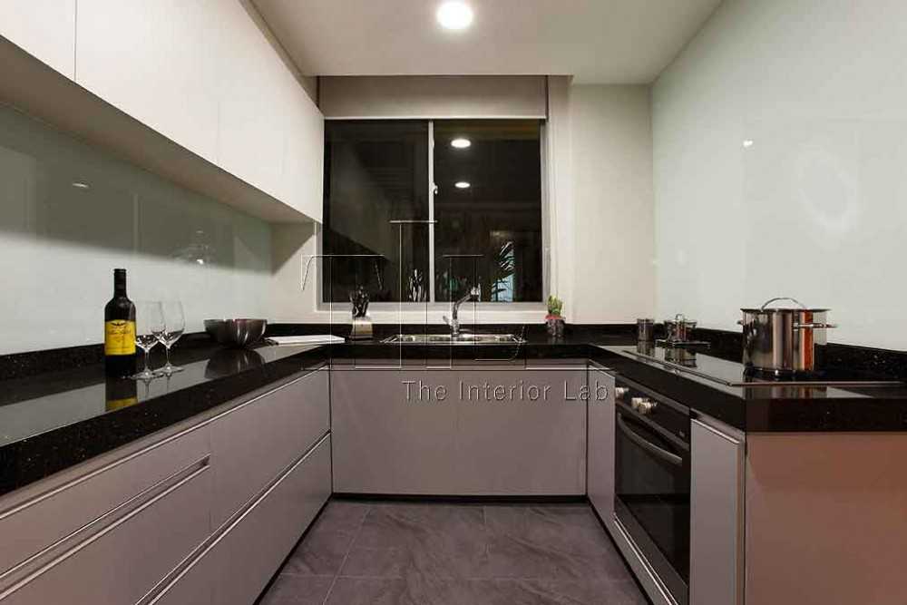 Transitional Kitchen with Countertop and Homogeneous Tiles