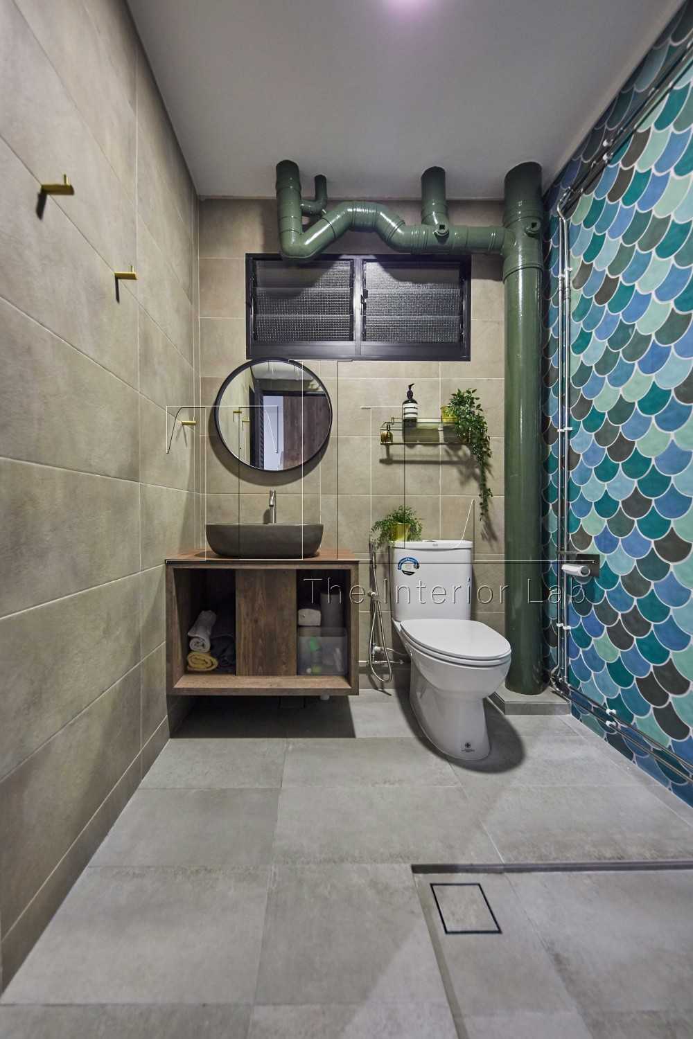 Contemporary Bathroom with Homogeneous Tiles and Mirror