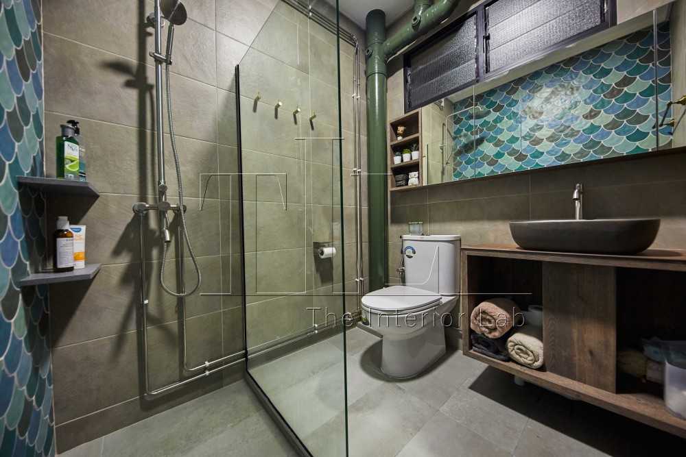 Contemporary Bathroom with Homogeneous Tiles and Mirror